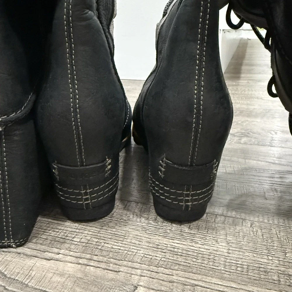 Sorel boots designed for women in a size 9